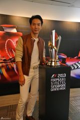 组图：戚玉武白薇秀情侣档助阵F1甜蜜秀爱