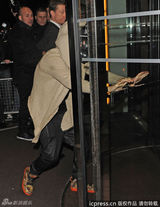 组图：比伯戴毒气罩天雷滚滚 赤膊搞怪火拼Gaga