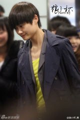 高清组图：李宇春街拍 蓝色风衣搭配牛仔裤