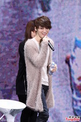 组图：金在中巡演台湾收官 宽肩窄腰细长腿