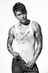 组图：高云翔硬汉写真赤裸上身 壮硕腹肌展型男性感