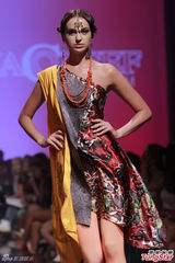 组图：霍启山绯闻女友性感走秀 拒谈郭晶晶怀孕