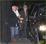 高清图：强尼-德普派对化身摇滚型男气场十足