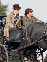 组图：小罗伯特唐尼裘德-洛坐马车亮相《福尔摩斯2》