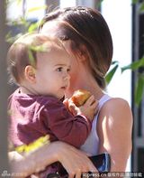 组图：超模米兰达-可儿抱宝宝出街 秀火辣身材