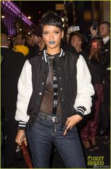 组图：蕾哈娜蓝嘴唇亮相派对 透视装半乳隐现