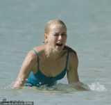 组图：《金刚》女星沃茨海边嬉戏 与老公海中湿吻