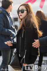 组图：少女时代赴华宣传黑白搭现身机场