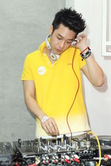 组图：周汤豪搓碟任客座DJ 新专辑包揽全创作
