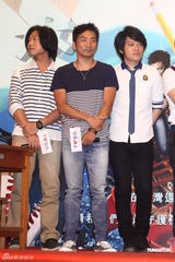 组图：五月天献爱心助学贫困孩童