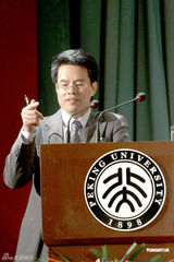 高清图：张梓琳主持学术慈善活动 分享工作心路历程