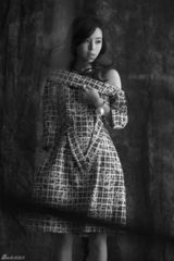 组图：张静初登杂志封面 自信演绎摩登魅力