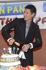 组图：陈展鹏望另一半爱运动 缘分到随时结婚