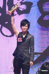 高清组图：张芸京深情献唱 无袖西装个性依旧