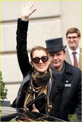 组图：席琳-迪翁法国开唱 性感开胸装魅力四射