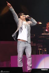 组图：黄小琥萧煌奇香港开唱 叶德娴等众星捧场