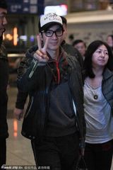 组图：王力宏抵京剪刀手卖萌 娇妻墨镜遮面严肃