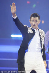 组图：刘德华广州开唱秀肌肉 与辣妹跳贴身热舞