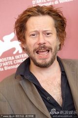 组图：《梅子鸡之味》记者会 女演员豪放转裙露底裤