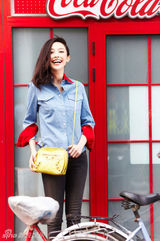 组图：张俪早春街拍红领牛仔衬衫清新