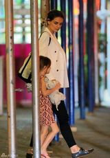 组图：凯蒂带女儿就餐 小苏瑞变乖乖女