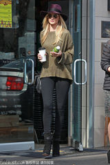 组图：超模惠特莉时尚出街 身材苗条长腿抢镜