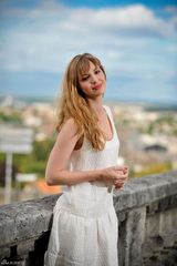 高清组图：法国女星露易丝-布尔昆白裙清纯亮相