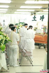 温碧霞母亲出殡双手合十 披麻戴孝神情落寞(图)