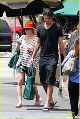 组图：“生活大爆炸”卡蕾-措科交新男友 甜蜜外出打网球