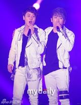 组图：韩国偶像组合神话15周年演唱会