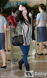 组图：T-ara孝敏便装赴日 长发披肩显女人味