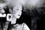 组图：刘思彤黑白复古写真 低眉浅笑间名媛气质