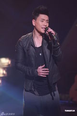 组图：黄宗泽为《劲歌金曲》录影 否认与胡杏儿拍拖