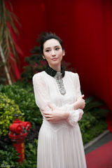 组图：吴佩慈白裙优雅现身 为新书不惜耗资百万