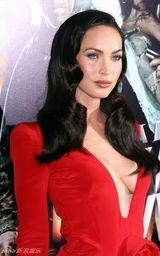 幻灯图集：梅根-福克斯新片首映 爆乳装大送飞吻