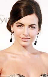 幻灯：卡米拉-贝尔出席活动 低胸亮相媚眼勾人