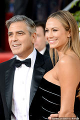 组图：金球奖红毯多情侣 恩爱携手秀亲密