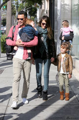 组图：阿尔芭一家外出用餐 爱女潮装初长成