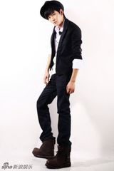 组图：黄明爵士风写真曝光 优雅诠释多变型男