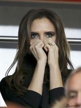 组图：小贝法甲首秀雪中踢球 辣妹台下紧张观战