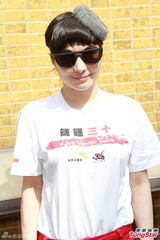 组图：何超仪首次参与饥馑活动 回应何超盈晕倒