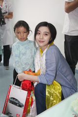 高清图：范冰冰慈善项目患儿抵京 探望收获感动