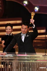 组图：黄智贤凭《潜行狙击》获得最佳男配角奖