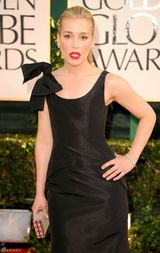 高清图：派波-普拉伯复古红唇绽放笑容