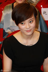 组图：《甄嬛》庆功孙俪黑衣亮相 当红娘鬼马创意多