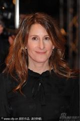 幻灯图：《给予》柏林首映 女星风格迥异摇曳多姿