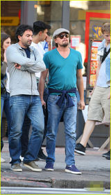 组图：莱昂纳多挺大肚腩出街 胡渣满脸青葱不再