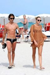 组图：超模坎蒂丝-斯瓦内普尔与男友海滩度假