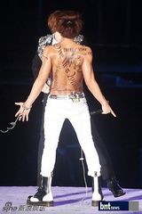 组图：SM巡演SJ少时等火辣劲爆 现场玩变装