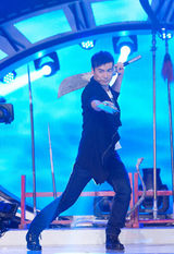 组图：郑伊健率杨家将赴年代秀 周渝民想当爸爸